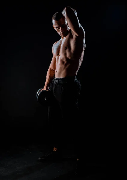 Forte Fisiculturista Com Seis Abdominais Perfeitos Pack Ombros Bíceps Tríceps — Fotografia de Stock
