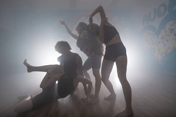 Młoda Grupa Wielorasowych Przyjaciół Tańczy Cieszy Się Razem Tańcząc Improwizując — Zdjęcie stockowe