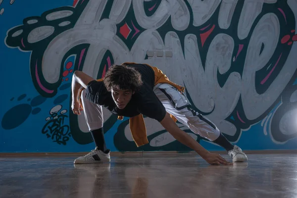 Afro Amerikaanse Hip Hop Danser Breakdancer Optreden Graffiti Achtergrond Donker — Stockfoto