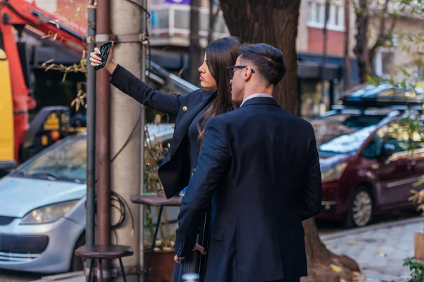 Sokaklarda Selfie Çeken Iki Adamının Arka Görüntüsü — Stok fotoğraf
