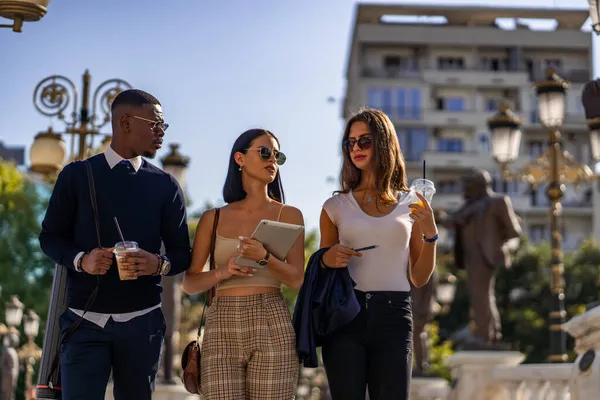 Três Peopel Negócios Multirraciais Estão Tendo Uma Conversa Enquanto Caminham — Fotografia de Stock