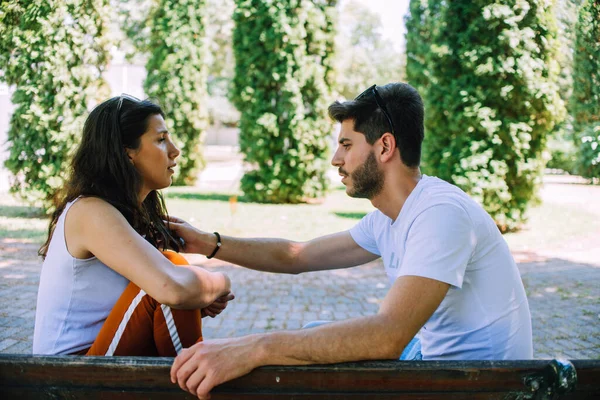 Pasangan Muda Duduk Bangku Bertengkar Satu Sama Lain Taman — Stok Foto