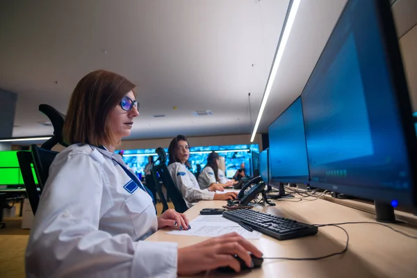 Guardias Seguridad Femeninas Trabajando Computadoras Mientras Están Sentadas Sala Control —  Fotos de Stock