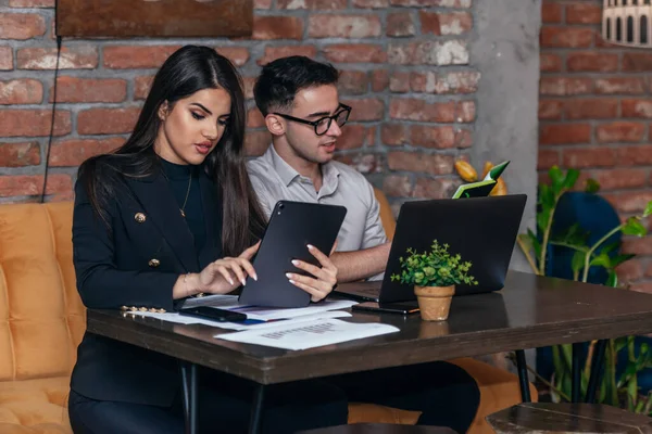 Reunión Negocios Dentro Café Con Dos Jóvenes Colegas Sentados Una — Foto de Stock