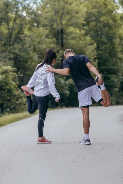 Mannelijke Vrouwelijke Atleten Bereiden Zich Voor Een Marathon Hardlopen Workout — Stockfoto
