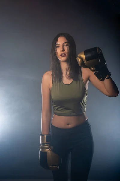 Foto Una Joven Deportista Confiada Con Guantes Boxeo Posando Sobre — Foto de Stock