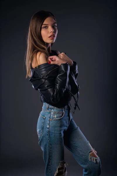 Corpo Tiro Modelo Feminino Atraente Posando Roupas Estilo Moderno — Fotografia de Stock