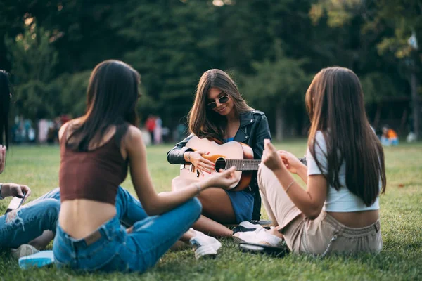 Menina Atraente Beautifgul Está Tocando Guitarra Enquanto Seus Amigos Estão — Fotografia de Stock