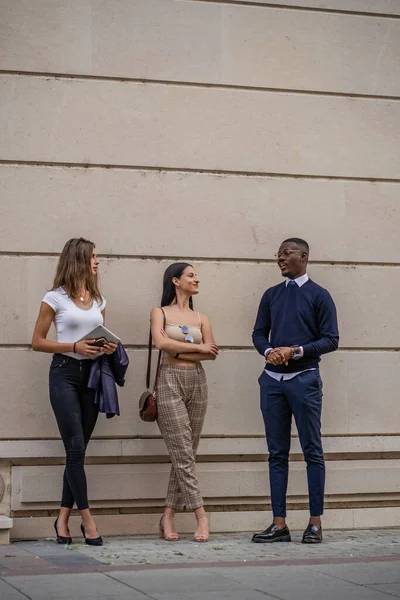 Drie Multiraciale Zakenmensen Nemen Een Pauze Voor Het Bedrijf Terwijl — Stockfoto