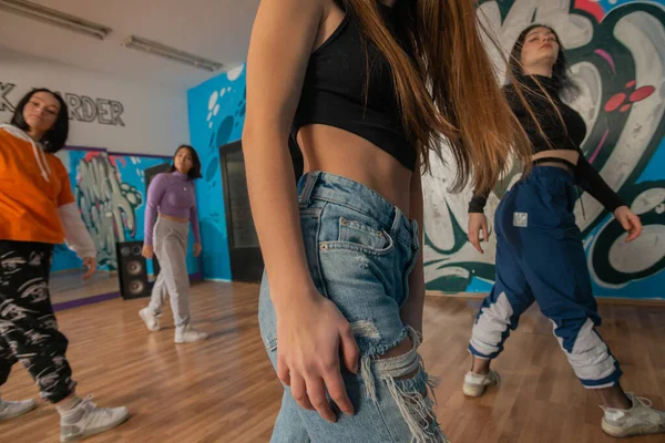 Renkli Dans Eden Genç Dansçılar Hip Hop Yaparken Eğleniyorlar Aktif — Stok fotoğraf