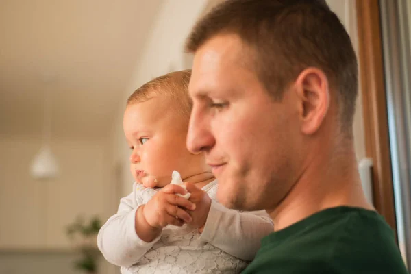 Knappe Vader Houdt Zijn Dochtertje Vast Terwijl Eet — Stockfoto