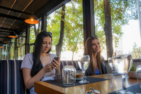 Atractivas Hermosas Chicas Jóvenes Están Hablando Mientras Que Chica Está — Foto de Stock