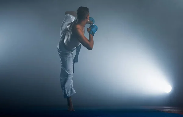 Hombre Karate Luchador Atleta Descalzo Kimono Traje Con Entrenamiento Cinturón — Foto de Stock