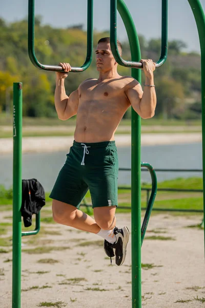 Attraktiver Und Gutaussehender Typ Zieht Sich Oben Ohne Die Trainingsstangen — Stockfoto