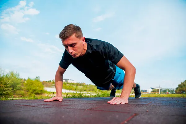 Schöne Fröhliche Junge Sport Fitness Mann Grünen Park Natur Liegestütze — Stockfoto