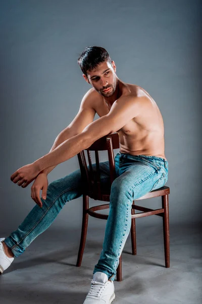 Torso Shot Cool Shirtless Guy Sitting Wooden Chair — Stock Photo, Image