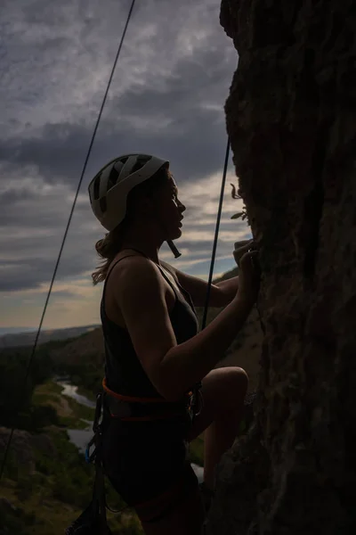 Silhouette Portrait Beautiful Girl Climbing High Hill — Stock Photo, Image