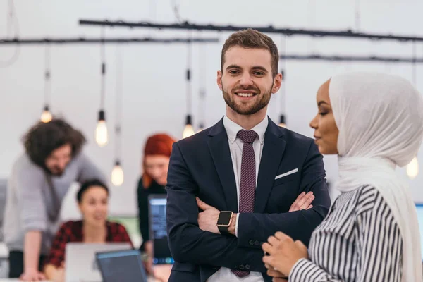 Porträt Eines Formellen Geschäftsmannes Und Einer Jungen Afroamerikanischen Geschäftsfrau Die — Stockfoto