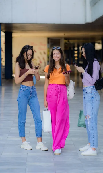 Menina Atraente Bonita Está Posando Sorrindo Enquanto Seus Amigos Estão — Fotografia de Stock