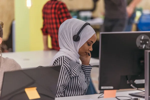 Africká Americká Muslimská Dívka Hidžábem Sluchátky Pracující Jako Zákaznická Podpora — Stock fotografie