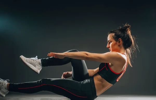 Mujer Atlética Delgada Haciendo Ejercicios Estiramiento Fitness Ejercicios Flexiones Estudio —  Fotos de Stock