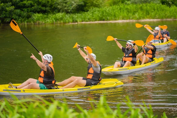 Grupo Amigos Están Haciendo Kayak Juntos Parejas Mientras Gritan Fuera —  Fotos de Stock