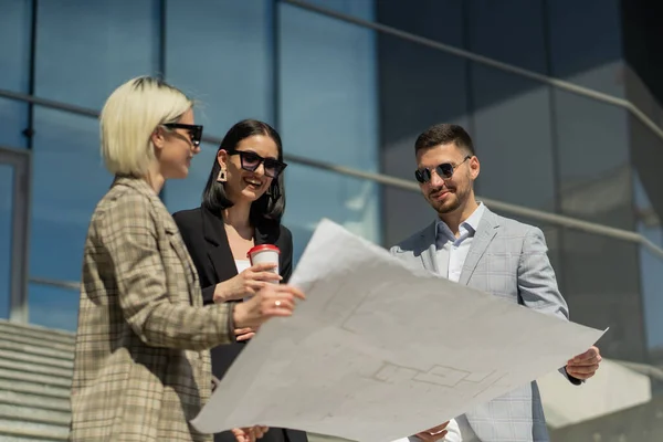 Tre Affärsmän Glada Över Planen Deras Verksamhet — Stockfoto