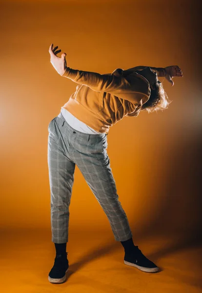 Танцювальні Рухи Виконанні Акробатичної Гнучкої Чоловічої Танцівниці — стокове фото