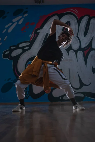 Молодой Чёрный Мужчина Танцует Хип Хоп Городской Обстановке Одет Оранжевый — стоковое фото
