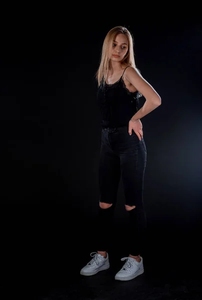 Retrato Uma Bela Mulher Elegante Posando Contra Fundo Preto — Fotografia de Stock