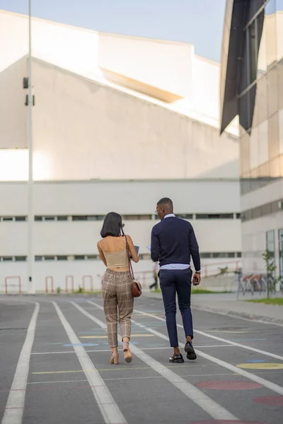 Çekici Güzel Asistan Kız Siyah Erkek Patronuyla Konuşuyor Yürüyor — Stok fotoğraf