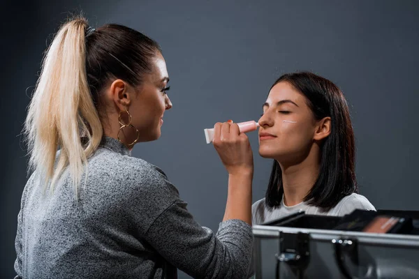 Estúdio Retrato Moda Uma Menina Moderna Durante Uma Sessão Maquiagem — Fotografia de Stock