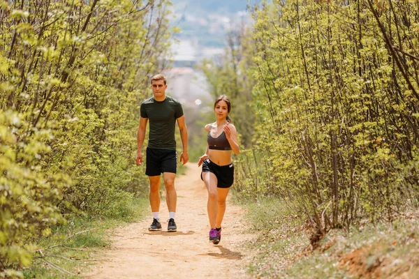 Homem Mulher Exercitando Correndo Juntos Parque Feliz Sorridente Como Eles — Fotografia de Stock
