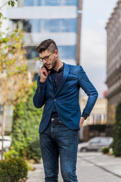 Advogado Moderno Falando Celular Durante Caminhada Centro Cidade — Fotografia de Stock