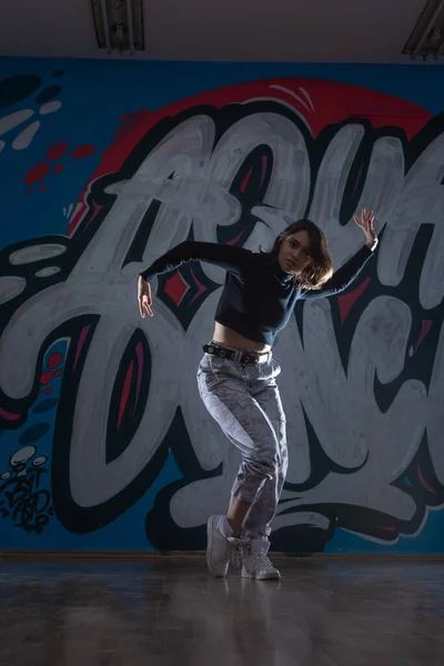 Silueta Una Joven Bailarina Hiphop Breakdancer Bailando Sobre Fondo Estudio — Foto de Stock