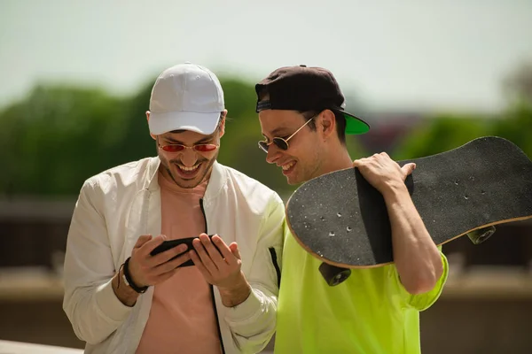 Due Amici Maschi Stanno Guardando Cose Divertenti Telefono Mentre Ridono — Foto Stock
