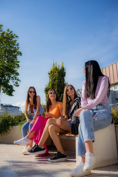 Quatro Meninas Atraentes Bonitas Estão Sorrindo Divertindo Juntos Sol — Fotografia de Stock