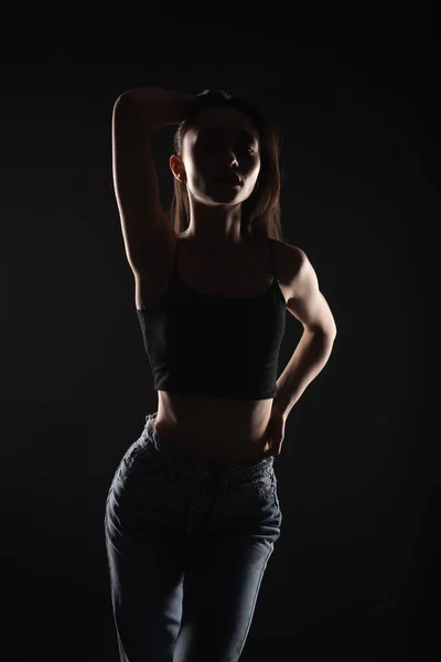 Silhouet Van Casual Gekleed Mooi Jong Meisje Doet Een Verleidelijke — Stockfoto