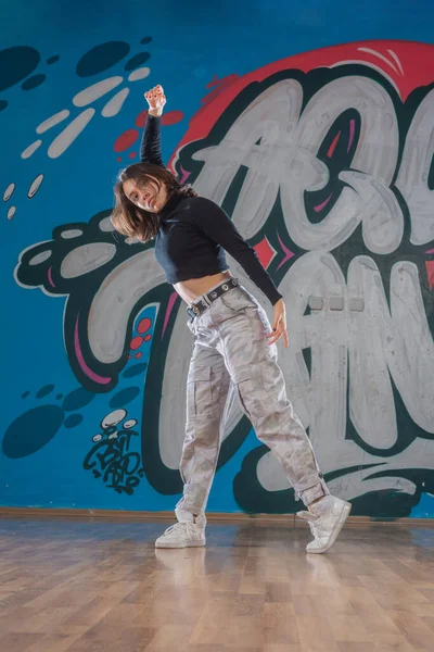 Ελκυστική Νεαρή Γυναίκα Κάνει Breakdance Κίνηση Πάνω Από Φόντο Γκράφιτι — Φωτογραφία Αρχείου