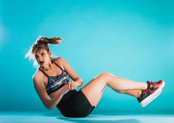 Bild Der Erstaunlichen Jungen Sportlerin Machen Dehnübungen Isoliert Drinnen — Stockfoto