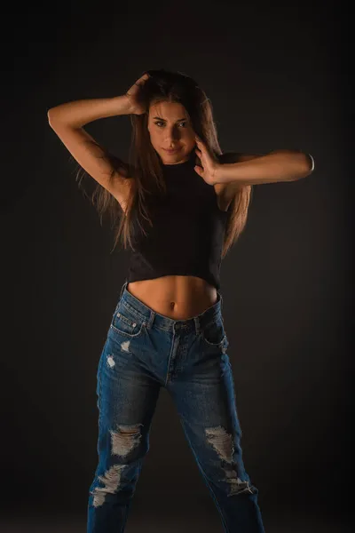 Hermosa Atractiva Chica Está Sonriendo Mientras Posa Estudio Sobre Fondo — Foto de Stock