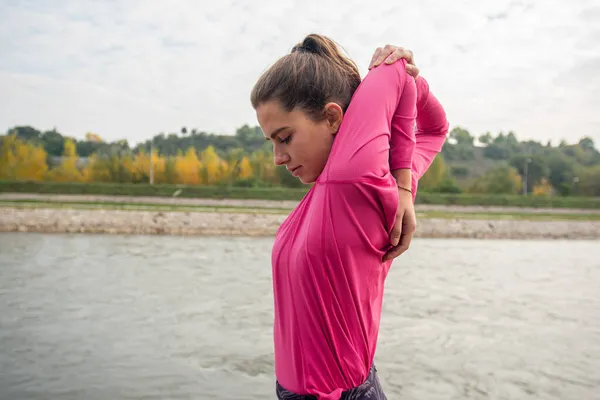 Aantrekkelijk Mooi Meisje Stretching Haar Arm Voor Haar Training Close — Stockfoto