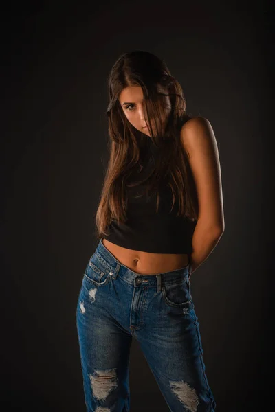 Attraktiv Och Vacker Flicka Psoing Studio Samtidigt Bär Blå Jeans — Stockfoto