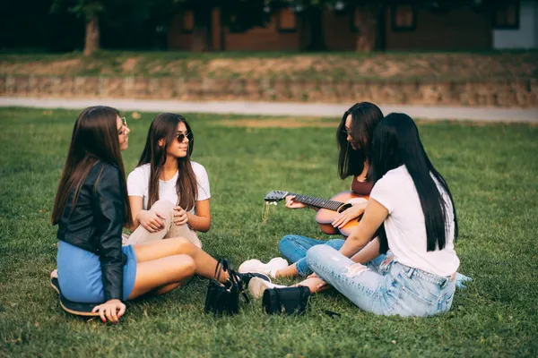 Vier Wunderschöne Freundinnen Haben Eine Großartige Zeit Zusammen Während Sie — Stockfoto