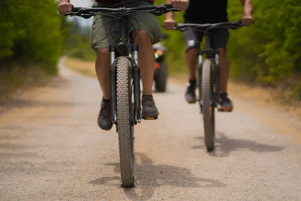 与他的朋友一起骑自行车的健康男子的近照 — 图库照片