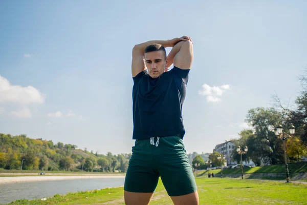 Aantrekkelijke Knappe Man Aan Het Trainen Opwarmen Voor Zijn Training — Stockfoto