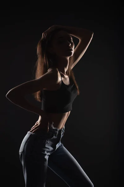 Silhouette Beautiful Young Girl Posing Studio While Touching Her Hair — Stockfoto