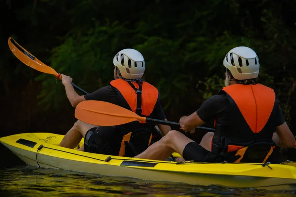 Retrato Dois Kayakers Com Jaqueta Segurança Capacete Caiaque Juntos — Fotografia de Stock