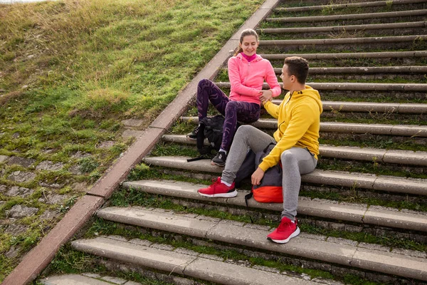 Atractiva Increíble Pareja Fuerte Está Sentada Tomando Descanso Juntos Mientras — Foto de Stock