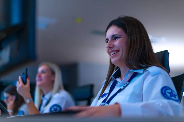 幸せなセキュリティデータセンター運営者の同僚 キーボードを入力しながらCctv映像を笑顔と監視 — ストック写真
